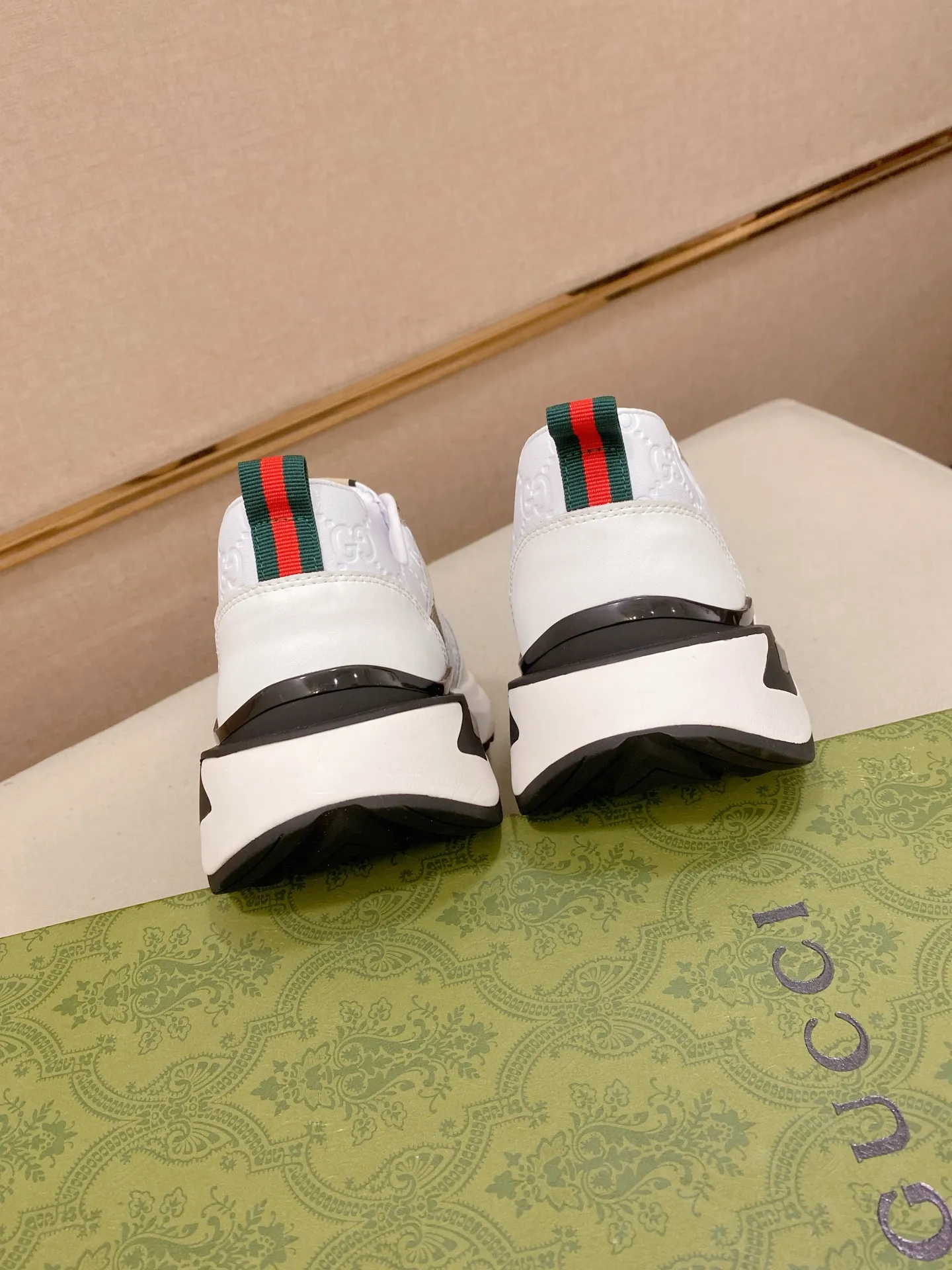 Factory price 442 men's shoes 💰New GUCCI (Gucci) counters are on the market at the same time, new men's shoes, 😘fabrics are selected imported cowhide, lining: sheepskin lining. 👍🏿 High-end ☄️ air-cushion molded anti-slip rubber outsole, exquisite lines, simple and elegant, comfortable and high-end for leisure travel. Code number: 38 to 44 (45 can be customized and cannot be returned or exchanged)